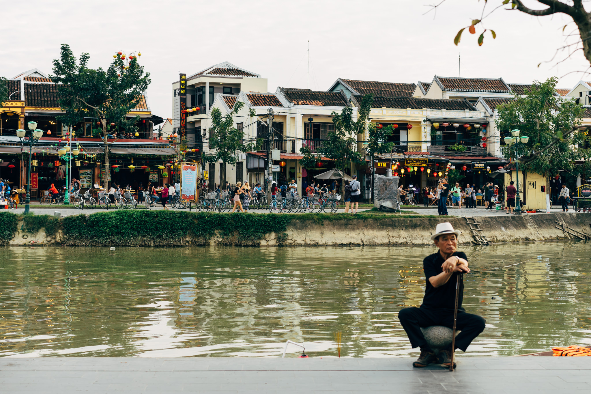 hoi-an-man-riverfront