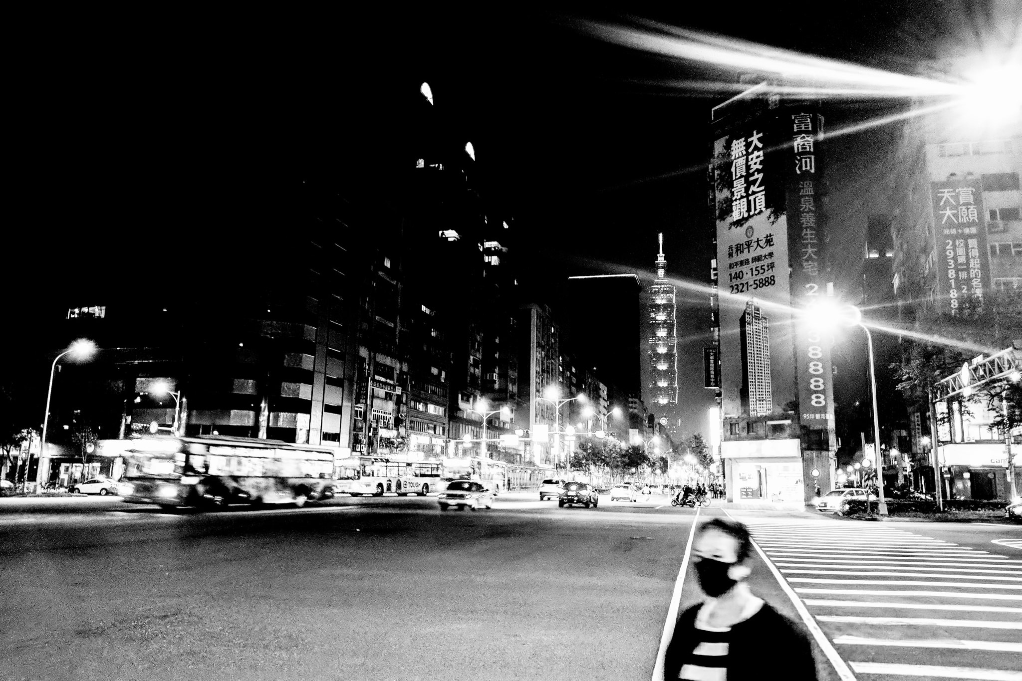 taipei-night-ligths-women-bw