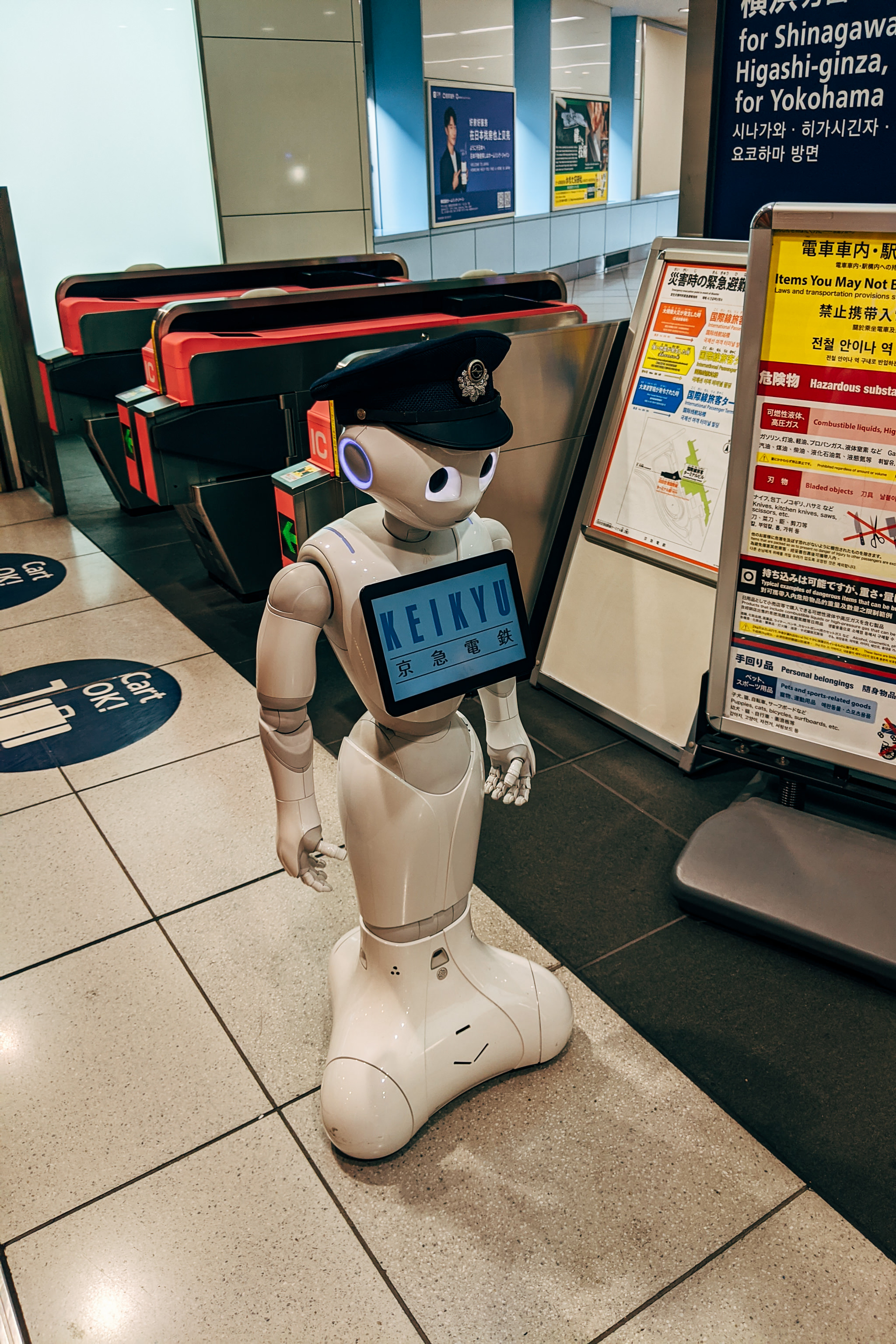 robot-japan-help-train-station