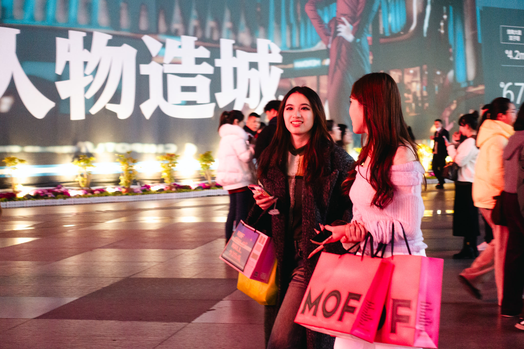 chinese-girl-night-shopping